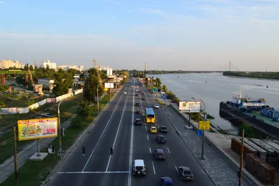 Набережне шосе вздовж Дніпра в Києві