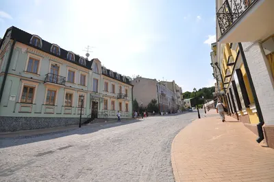 Андріївський узвіз у Києві сонячного дня